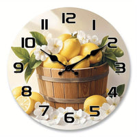 Horloge murale cuisine citron avec panier en bois, citrons dorés, agrumes coupés et pétales de fleurs blanches pour une décoration estivale.