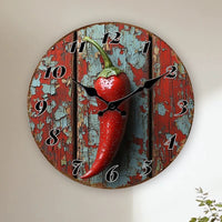 Horloge murale piment rouge vintage pour cuisine, décoration murale originale avec cadran représentant un piment rouge entier, couleurs rouge et bleu, style rétro effet ancien.