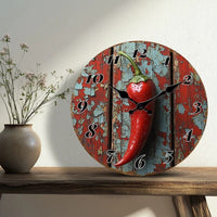 Horloge murale piment rouge vintage pour cuisine, décoration murale originale avec cadran représentant un piment rouge entier, couleurs rouge et bleu, style rétro effet ancien. dans le salon.