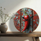 Horloge murale piment rouge vintage pour cuisine, décoration murale originale avec cadran représentant un piment rouge entier, couleurs rouge et bleu, style rétro effet ancien. dans le salon.