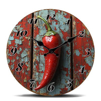 Horloge murale cuisine piment rouge au style vintage, avec un grand piment rouge illustré sur le cadran, une décoration originale et colorée qui apporte chaleur et caractère à votre intérieur.