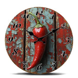 Horloge murale cuisine piment rouge au style vintage, avec un grand piment rouge illustré sur le cadran, une décoration originale et colorée qui apporte chaleur et caractère à votre intérieur.