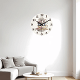 Horloge murale décorative représentant trois tasses de thé empilées aux couleurs rose bleu et blanc cassé avec des fleurs sur le mur du salon