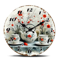 Horloge murale  de cuisine florale vintage avec une théière blanche, deux tasses de thé et des fleurs rouges dans un décor naturel chaleureux.