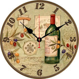 Horloge murale en bois MDF illustrée d'une bouteille de vin Pinot avec un tire-bouchon et des accessoires de dégustation.