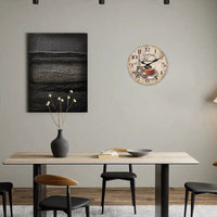 Horloge murale café Paris au style vintage représentant une tasse de café rétro avec l'inscription « Café Paris » sur le cadran. En arrière-plan, la Tour Eiffel apparaît délicatement accompagnée d'un magnifique papillon qui apporte une touche poétique à la décoration. Le fond beige clair du cadran renforce l'ambiance chaleureuse et authentique de cette horloge murale inspirée des cafés parisiens. Les deux aiguilles noires entourent les chiffres. parfait dasn la cuisine