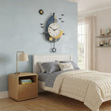 Horloge murale design et moderne bateau voilier suspendue au-dessus d'un lit dans une chambre d'enfant aux accents marins et côtiers