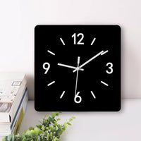 une horloge murale design carré noir et blanc