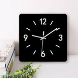 une horloge murale design carré noir et blanc
