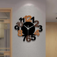 horloge murale design avec différents chiffres en relief