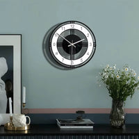 Horloge murale design contemporain noir et blanc avec cadran ajouré et chiffres arabes au bureau