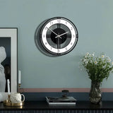Horloge murale design contemporain noir et blanc avec cadran ajouré et chiffres arabes au bureau