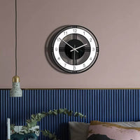 Horloge murale design contemporain noir et blanc avec cadran ajouré et chiffres arabes dans la chambre