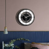 Horloge murale design contemporain noir et blanc avec cadran ajouré et chiffres arabes dans la chambre