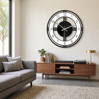Horloge murale design contemporain noir et blanc à cadran ajouré géométrique de 30 cm dans le salon moderne