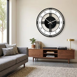 Horloge murale design contemporain noir et blanc à cadran ajouré géométrique de 30 cm dans le salon moderne