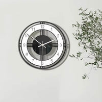 Horloge murale design contemporain noir et blanc à cadran ajouré géométrique de 30 cm au mur