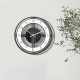 Horloge murale design contemporain noir et blanc à cadran ajouré géométrique de 30 cm au mur