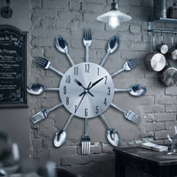 Horloge murale en métal argenté style industriel pour cuisine moderne