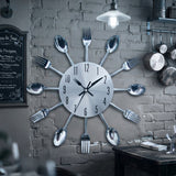 Horloge murale en métal argenté style industriel pour cuisine moderne
