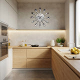 Horloge murale design en forme de couverts dans une cuisine moderne équipée