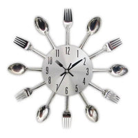Horloge murale argentée avec ustensiles de cuisine et couverts