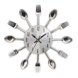 Horloge murale argentée avec ustensiles de cuisine et couverts