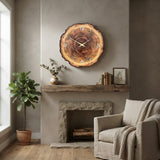 Grande horloge murale design en bois ronde accrochée au mur du salon au-dessus d'une cheminée
