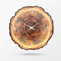 Horloge murale design en bois style rondin naturel sur fond blanc