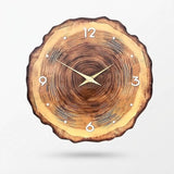 Horloge murale design en bois style rondin naturel sur fond blanc