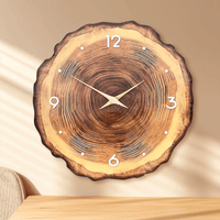 Horloge murale design en bois avec chiffres et aiguilles dorées posée sur fond chaleureux