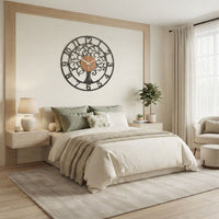 Horloge murale design moderne Arbre de Vie en métal noir et bois suspendue au mur d'une chambre à coucher lumineuse et épurée