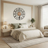Horloge murale design moderne Arbre de Vie en métal noir et bois suspendue au mur d'une chambre à coucher lumineuse et épurée