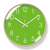 Horloge murale ronde de 30 cm verte. Chiffres et aiguilles blanches au design moderne et minimaliste, contour doré décoration murale pour salon, cuisine ou chambre.