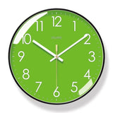 Horloge murale ronde de 30 cm verte. Chiffres et aiguilles blanches au design moderne et minimaliste, contour noir, décoration murale pour salon, cuisine ou chambre.