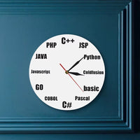 Horloge murale développeur à fond blanc accrochée au centre d'un mur bleu roi