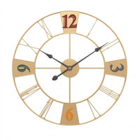 Horloge murale dorée design arborant un cadran ajouré aux chiffres romains et arabes mixtes. Les touches de couleurs contrastées apportent une note moderne et dynamique à l'ensemble.
