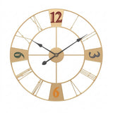 Horloge murale dorée design arborant un cadran ajouré aux chiffres romains et arabes mixtes. Les touches de couleurs contrastées apportent une note moderne et dynamique à l'ensemble.