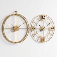 Paire d'horloges murales dorées design présentées côte à côte pour comparer deux styles distincts. L'une mise sur un style minimaliste à double cercle tandis que l'autre adopte un Cadran à chiffres romains.