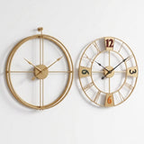 Paire d'horloges murales dorées design présentées côte à côte pour comparer deux styles distincts. L'une mise sur un style minimaliste à double cercle tandis que l'autre adopte un Cadran à chiffres romains.
