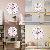 la même horloge murale danseuse intégrée dans quatre décors différents : une chambre d'enfant, une salle de danse avec barre, un bureau et un salon. Ce visuel illustre la polyvalence de l'horloge dans divers styles d'intérieurs.
