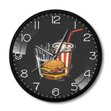 Horloge murale fast food décorative pour cuisine motif hamburger frites soda. Cadran noir, chiffres blancs lisibles et aiguilles en métal. Déco style diner américain.