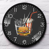 Horloge murale décorative pour cuisine motif hamburger frites soda. avec Cadran noir, chiffres blancs lisibles et aiguilles en métal. Déco style diner américain.