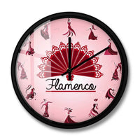 Horloge murale flamenco avec cadran rosé en dégradé. Chaque heure est représentée par une élégante danseuse dans une position différente de danse flamenco. Le mot « Flamenco » apparaît sur le cadran. Les aiguilles noires complètent ce design inspiré de la culture espagnole et de la passion de la danse.