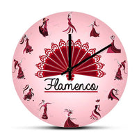 Horloge murale flamenco avec cadran noir et danseuses représentant différentes positions de danse. Le mot « Flamenco » complète le décor. Les aiguilles noires et les silhouettes des danseuses créent une décoration élégante et originale pour les passionnés de danse espagnole, de musique et de culture flamenco.