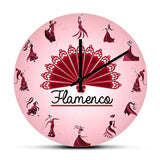 Horloge murale flamenco avec cadran noir et danseuses représentant différentes positions de danse. Le mot « Flamenco » complète le décor. Les aiguilles noires et les silhouettes des danseuses créent une décoration élégante et originale pour les passionnés de danse espagnole, de musique et de culture flamenco.