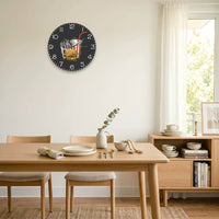 Horloge murale originale et gourmande au style pop art rétro. Le cadran noir affiche un dessin détaillé d'un hamburger, de frites et d'un soda avec une paille, parfait pour décorer une cuisine ou un restaurant.