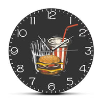 Horloge murale décorative pour cuisine motif hamburger frites soda. Cadran noir, chiffres blancs lisibles et aiguilles en métal. Déco style diner américain.