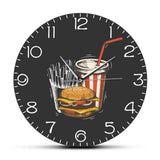 Horloge murale décorative pour cuisine motif hamburger frites soda. Cadran noir, chiffres blancs lisibles et aiguilles en métal. Déco style diner américain.