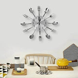 Horloge murale argentée fourchettes et cuillères dans une ambiance de cuisine
